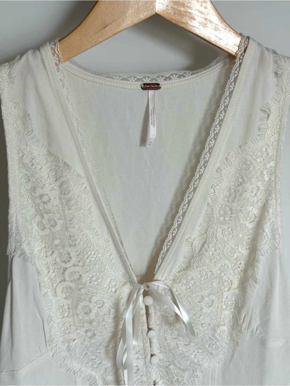 Free People Jaida Vest Top Tofu Ivory Eyelash Lace Button Front Tie XS - Picture 5 of 14
